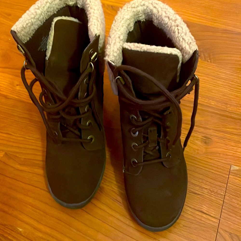 Nice boots haven’t been worn much. Pls feel free to give an offer.